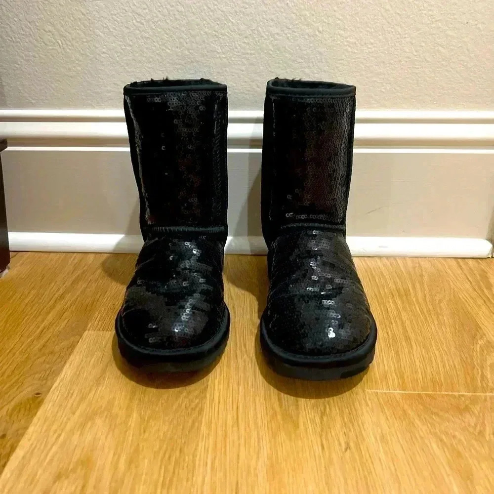 Black Sparkly Uggs - Pre Loved Size 5